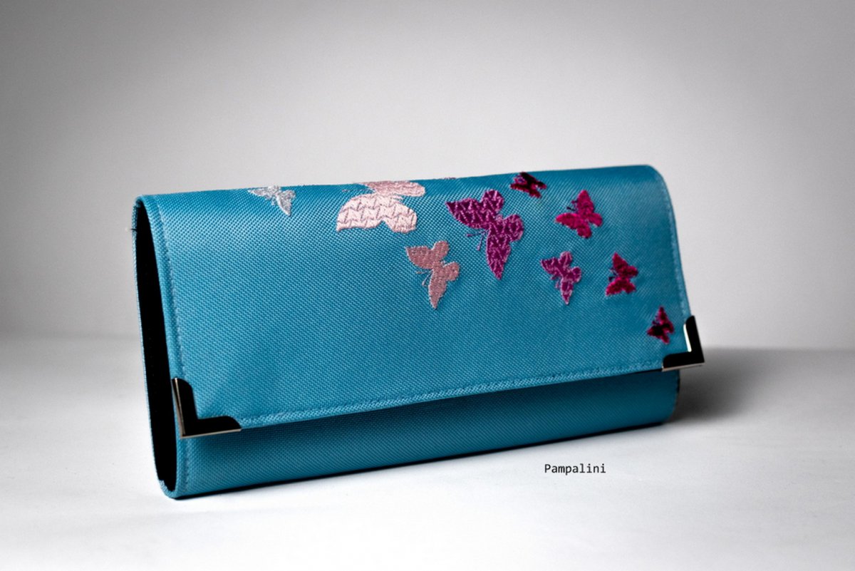 Vyšívaná peněženka - Barevní motýli na modré