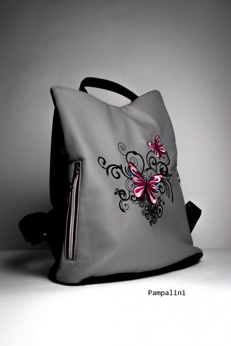 Vyšívaný batoh Safe - Motýli na šedé