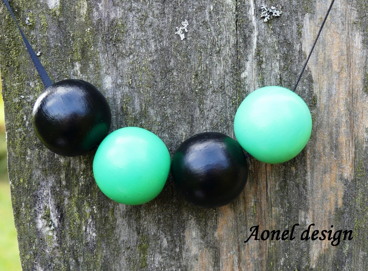 Zeleno-černý náhrdelník z dřevěných korálků