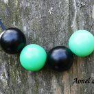 Zeleno-černý náhrdelník z dřevěných korálků