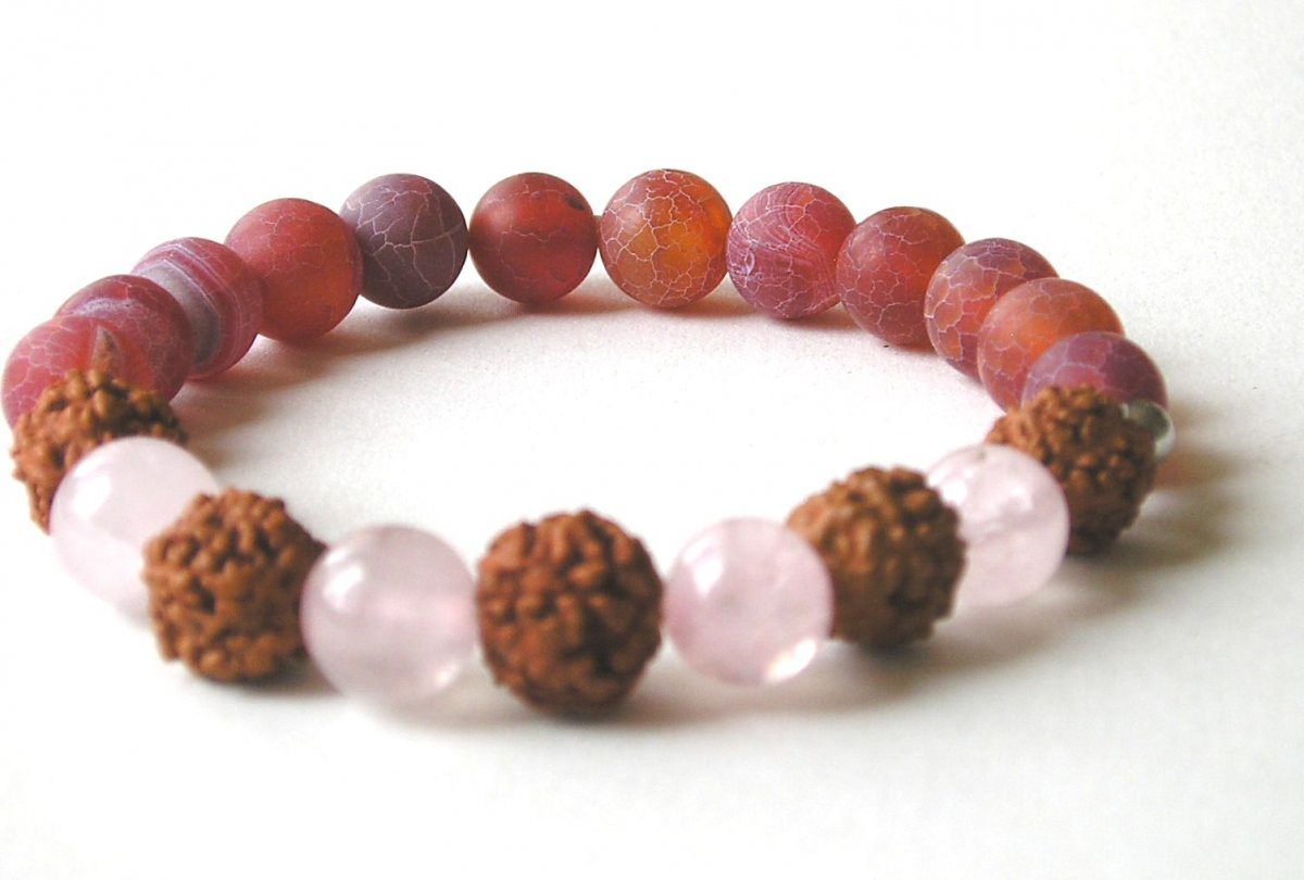 Náramek z achátu, růženínu a rudrakshy