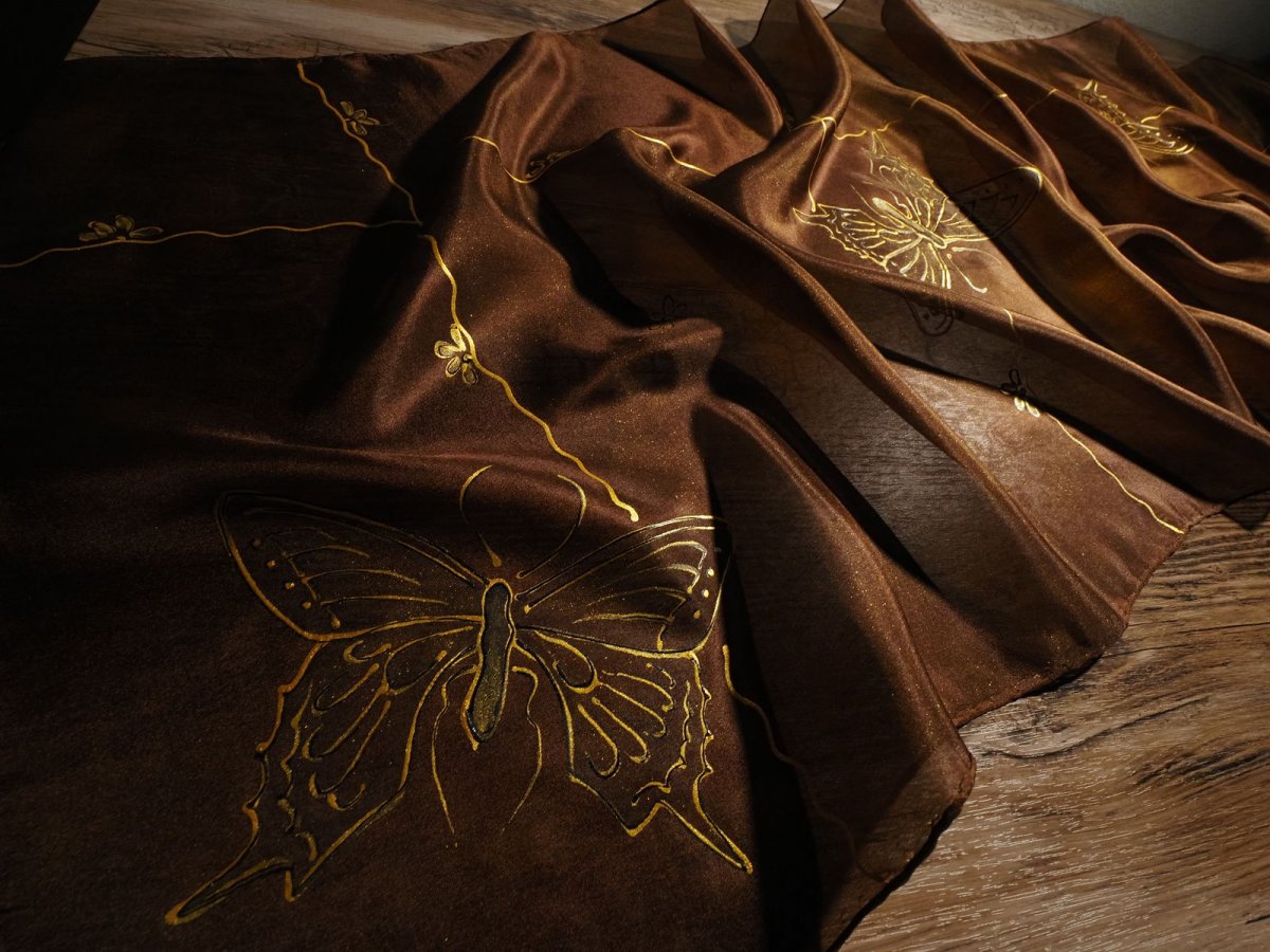 Motýli - zlatohnědá hedvábná šála