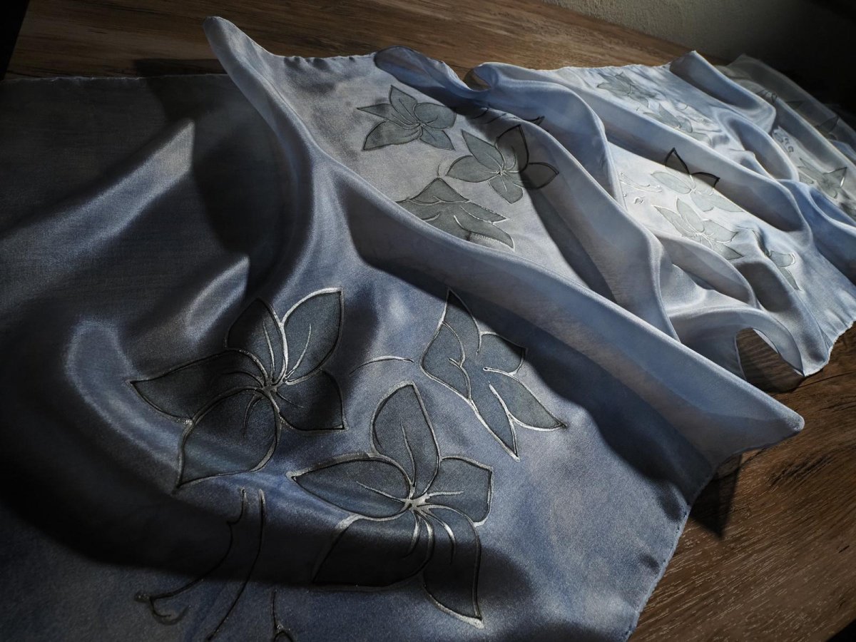 Květiny - šedomodrá hedvábná šála