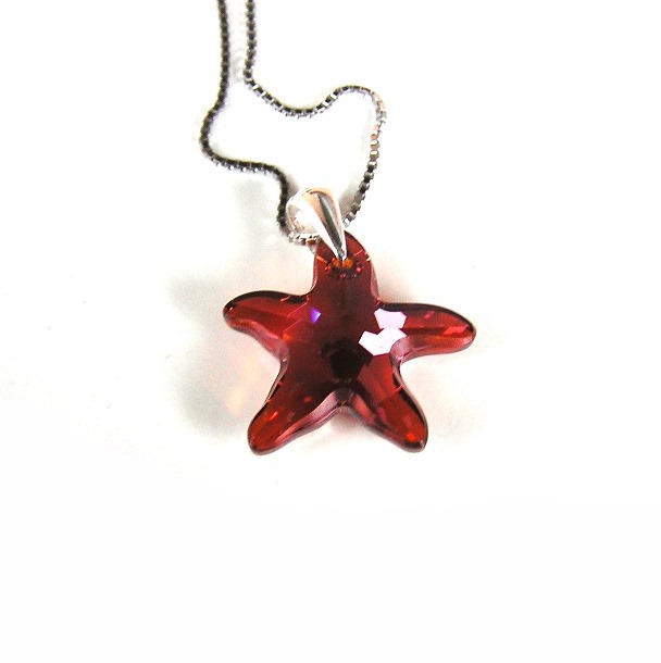 Bordová hvězda na řetízku