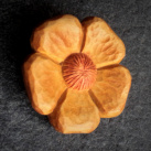 Dřevěná brož - květinka