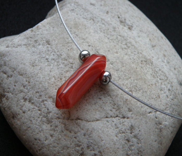 Náhrdelník - Nerez + načervenalý achátek