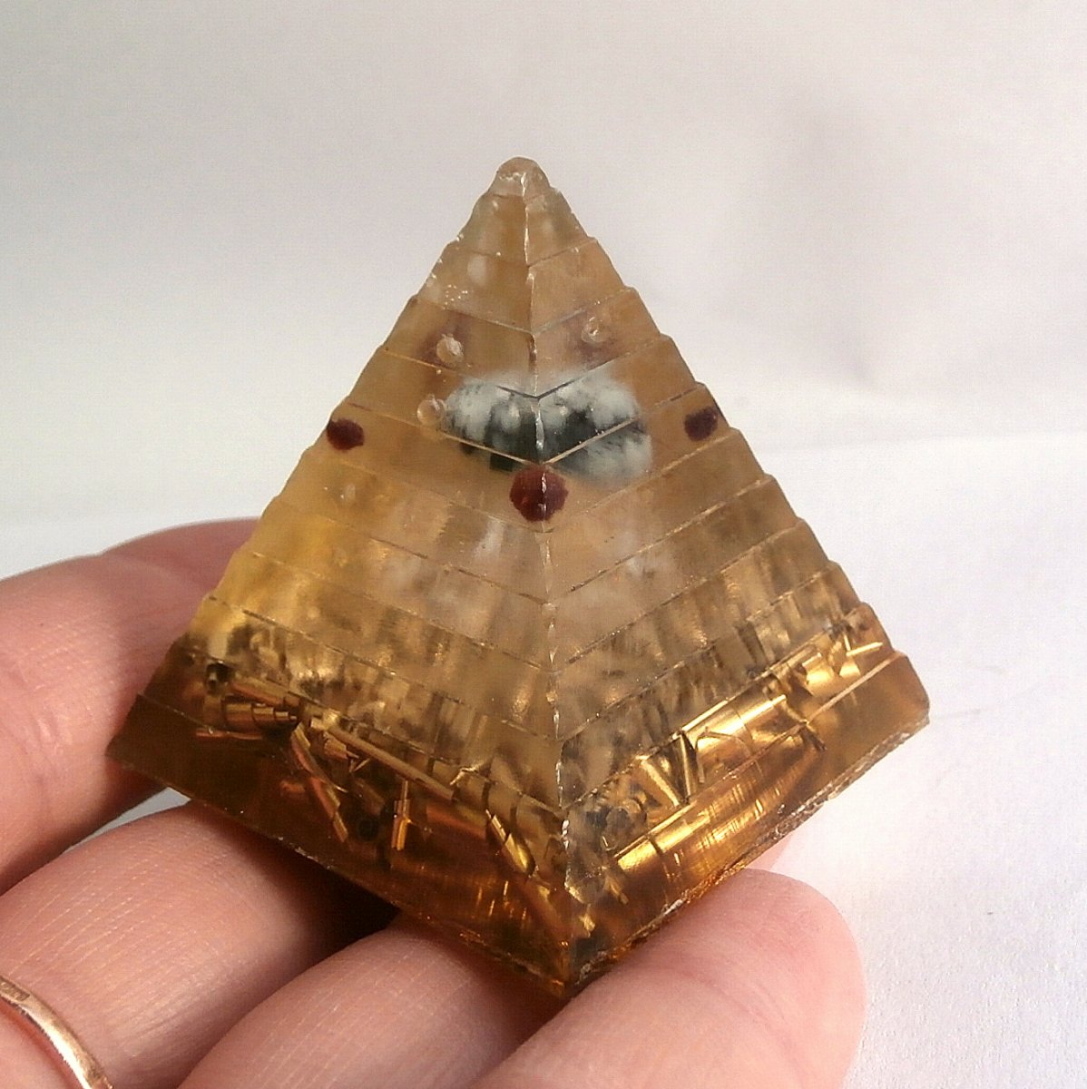 Pyramida *Obsidián vločkový - kámen čarodějek*