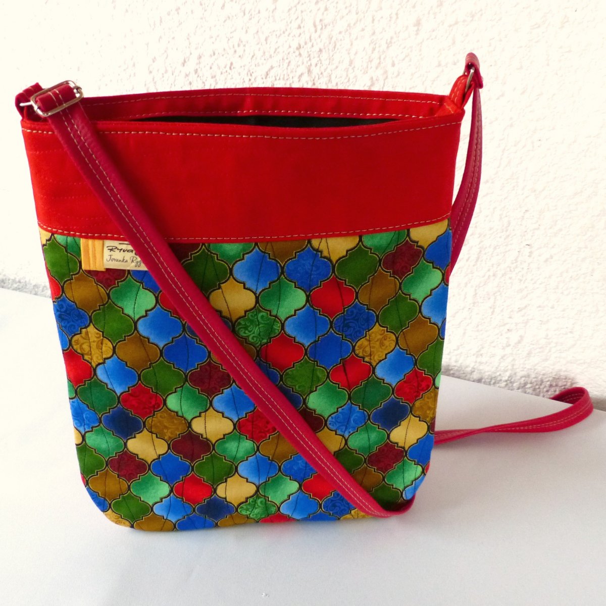 Veselá crossbody - Skrze okno