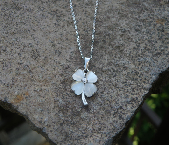 Přívěšek -nerezový čtyřlístek s kamenem