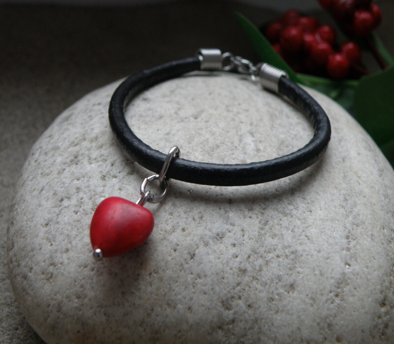 Náramek - kulatá černá kůže + srdce