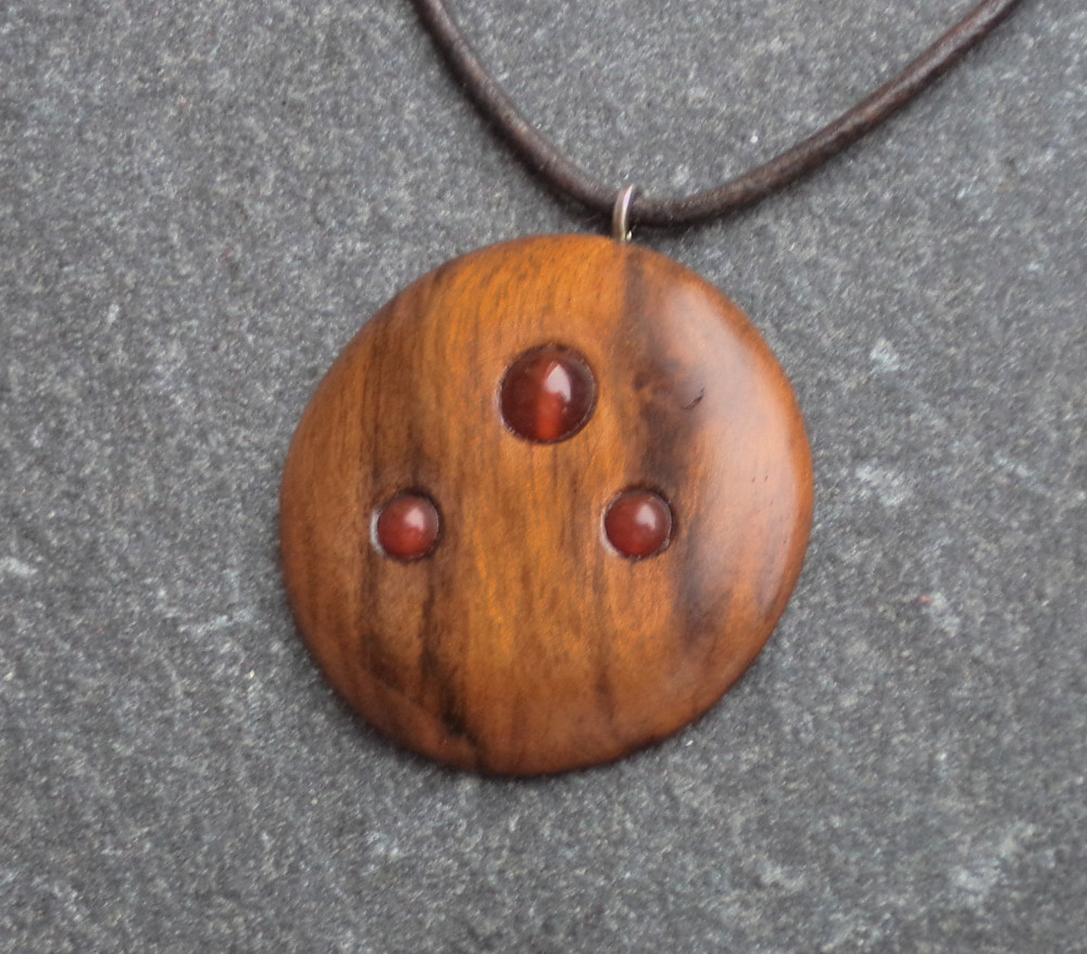 Dřevěný šperk - ořešák a achát