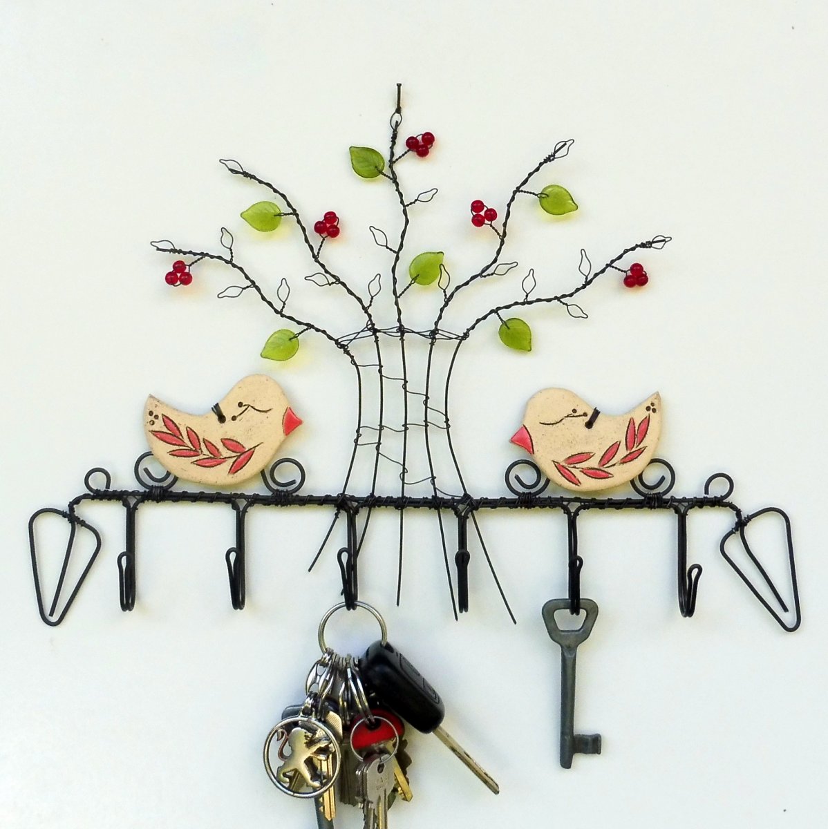 Drátovaný věšák s ptáčky červenozelený