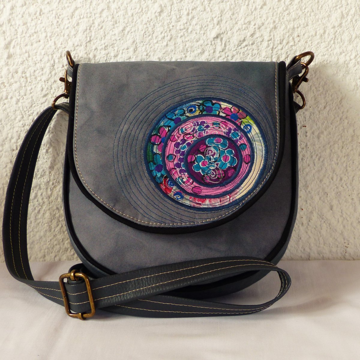 Kabelka s klopou šedá