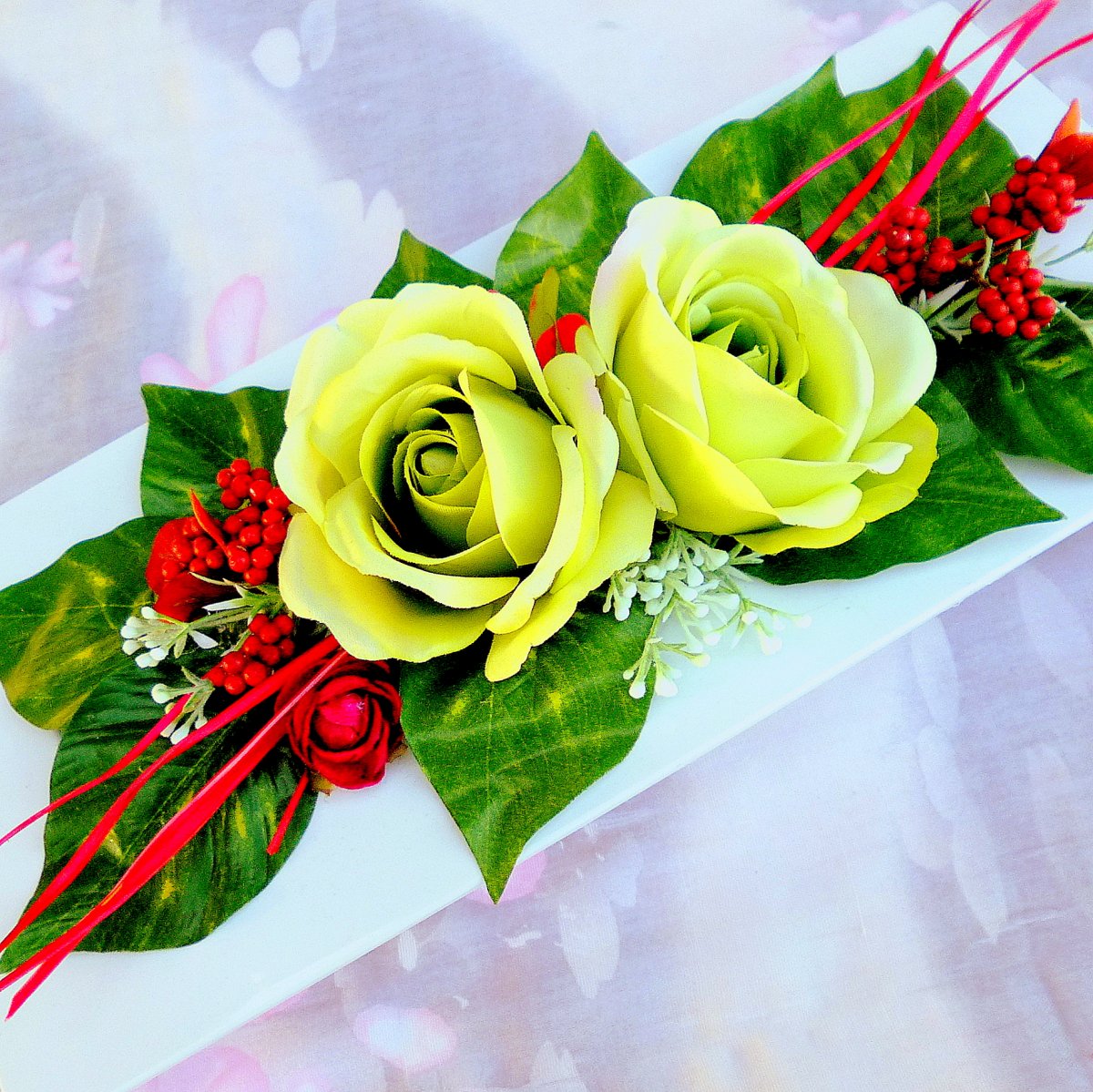 Dekorace na stůl_Zelené růže na bílé misce