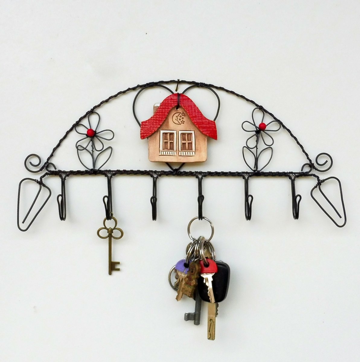  Drátovaný věšák s keramickou chaloupkou