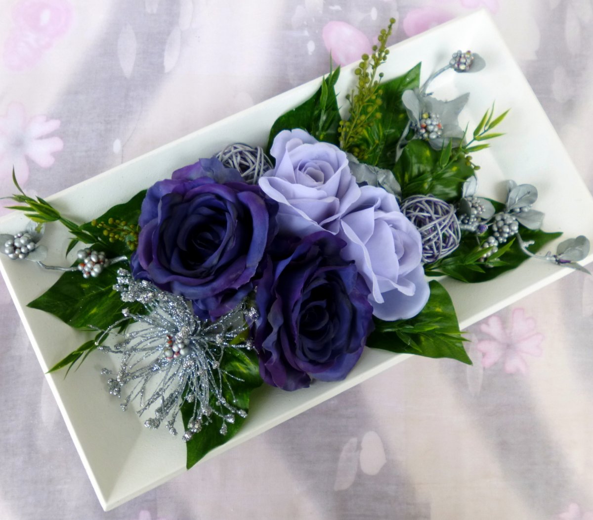 Modré růže na bílém tácu_dekorace na stůl