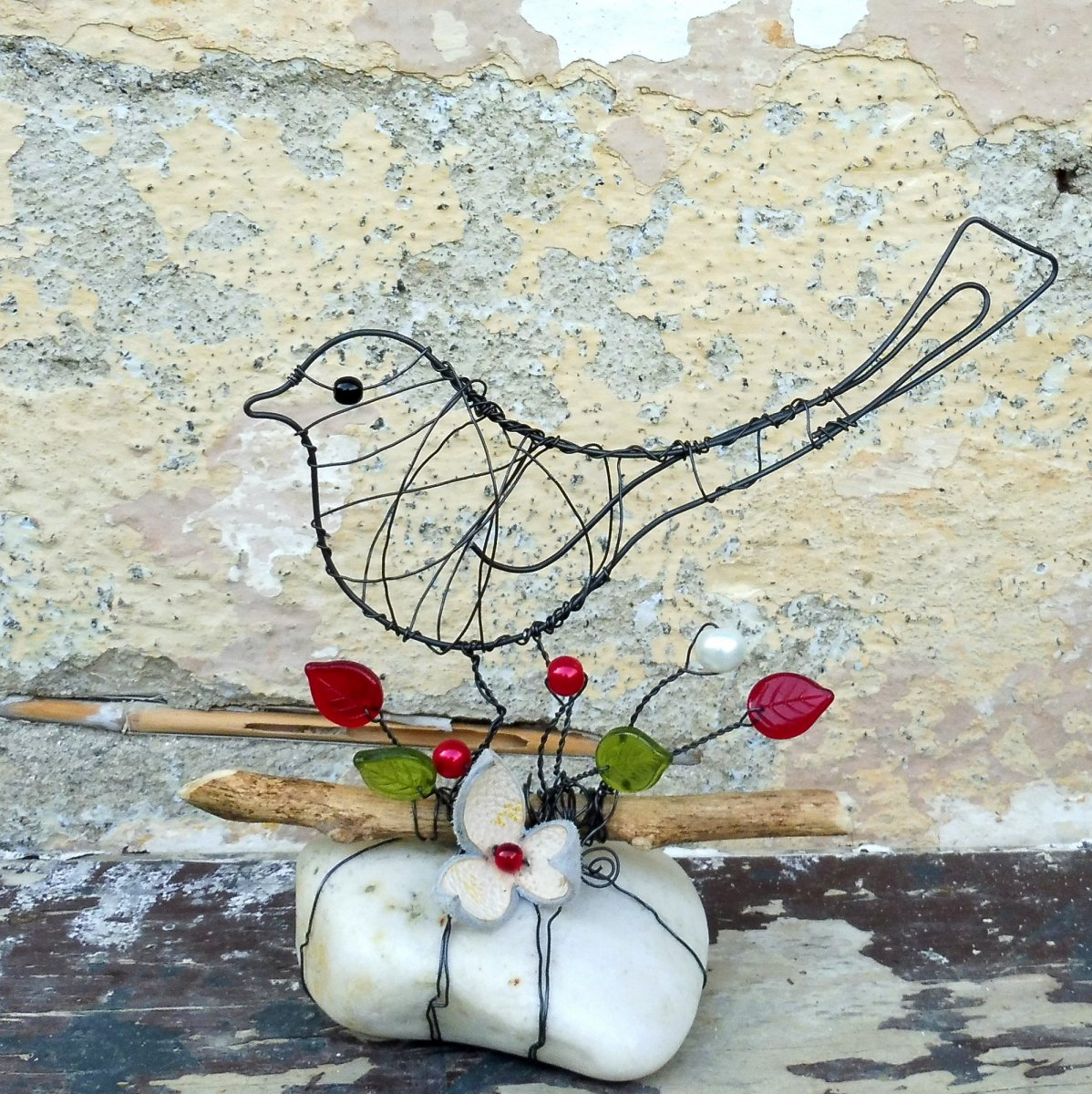 Ptáček na říčním kameni 