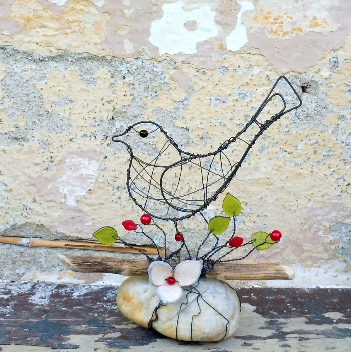 Ptáček na říčním kameni 