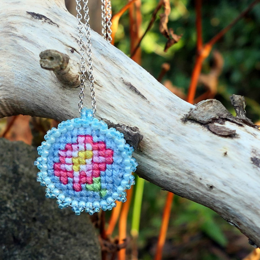 Bellis - přívěsek s ruční výšivkou