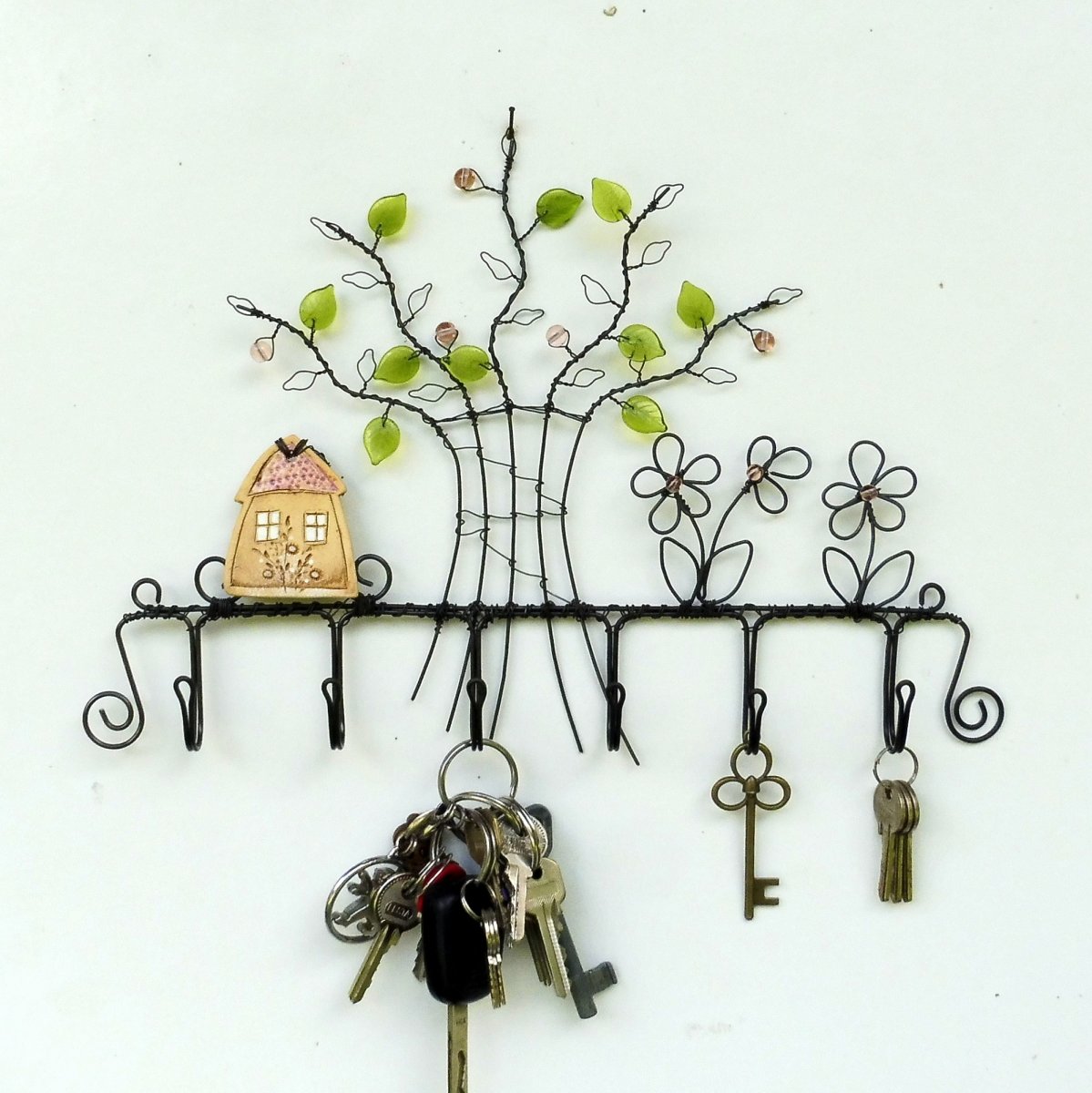 Drátovaný věšák s domečkem růžový