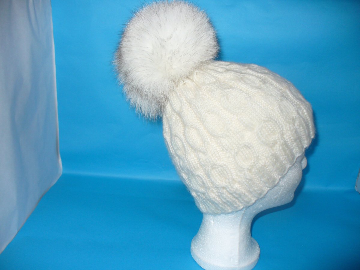 bílá čepice s maxi kožešinovou bambulí