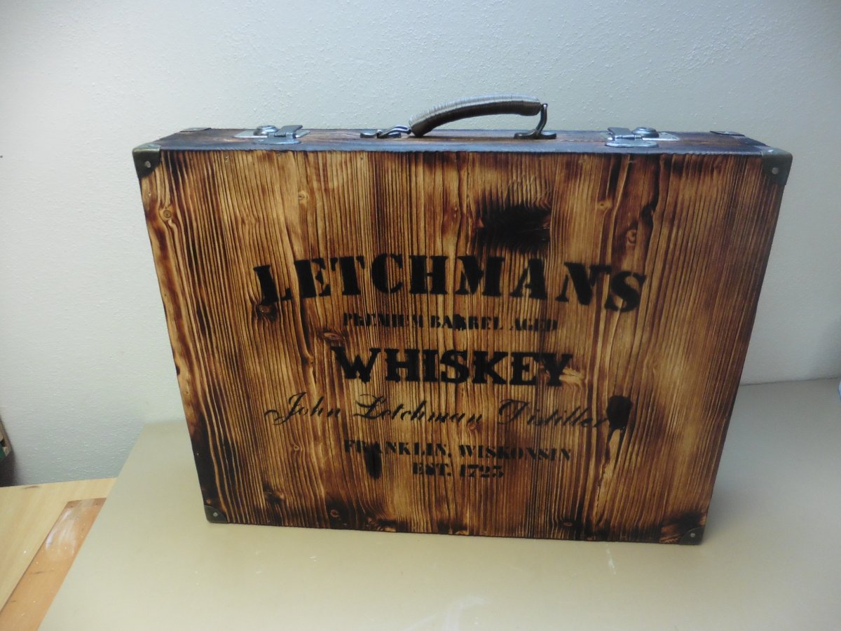 Dřevěný kufr s nápisem a kováním