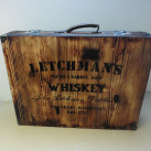 Dřevěný kufr s nápisem a kováním