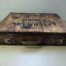 Dřevěný kufr s nápisem a kováním
