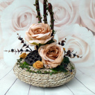 Dekorace na stůl_kávové růže v misce z mořské trávy Ema Destinová