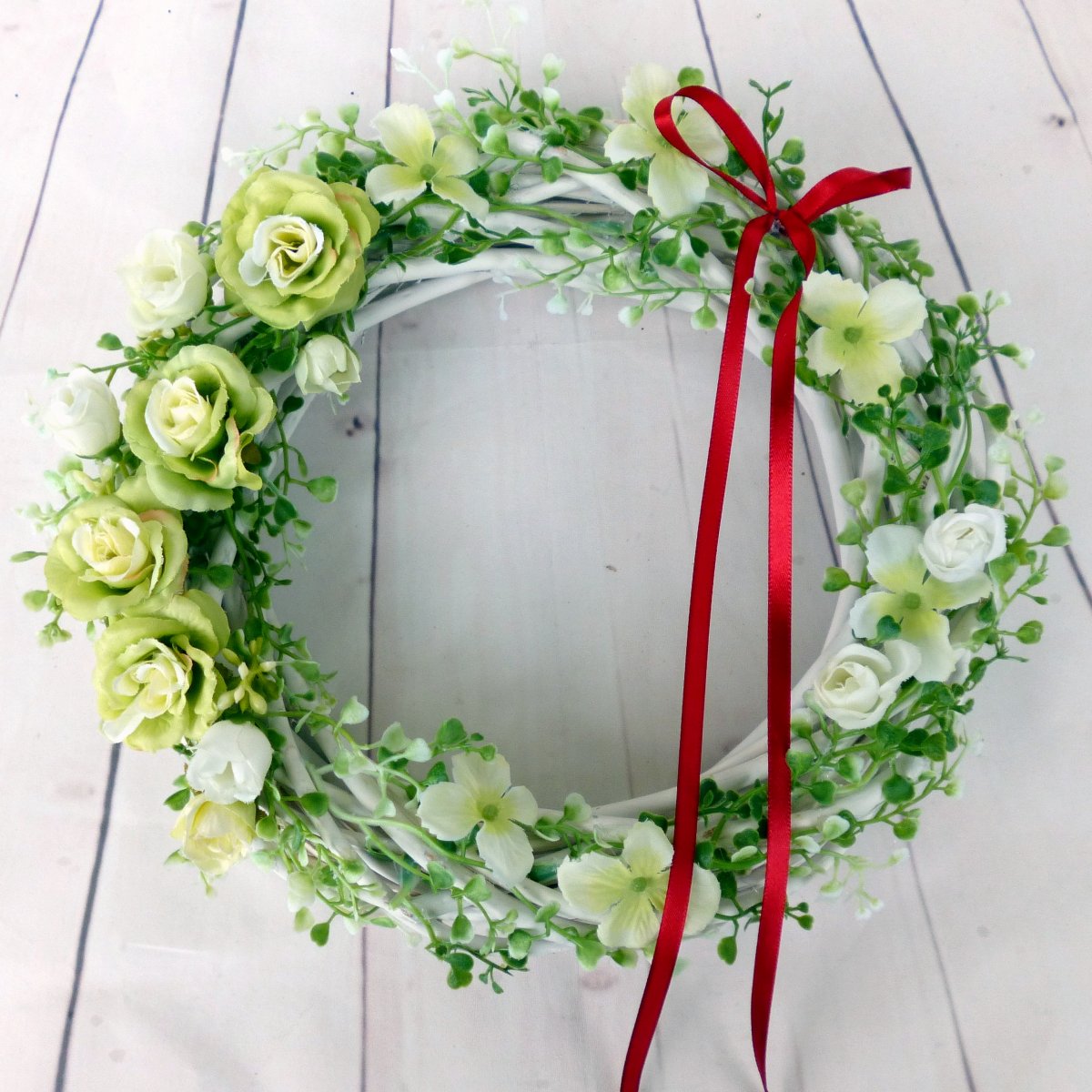 Věnec na dveře_svěží zelený s růžemi 