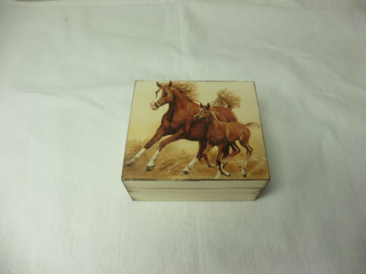 dřevěná  truhlička na různé drobnosti zdobená motivem koní