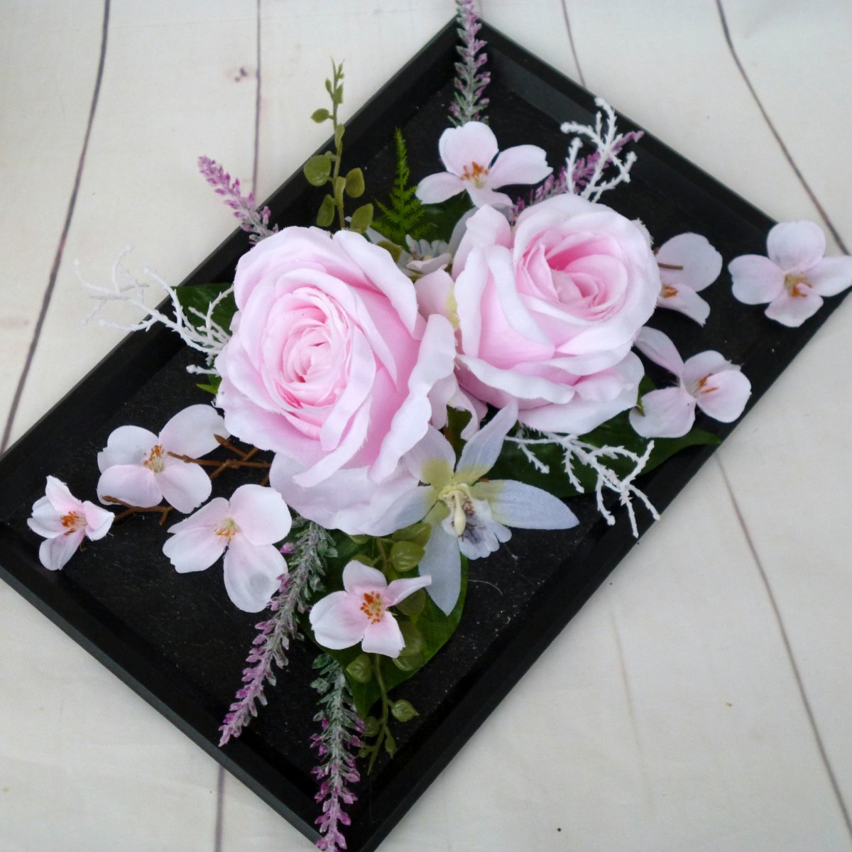 Pudrové růže na černém tácu_dekorace na stůl