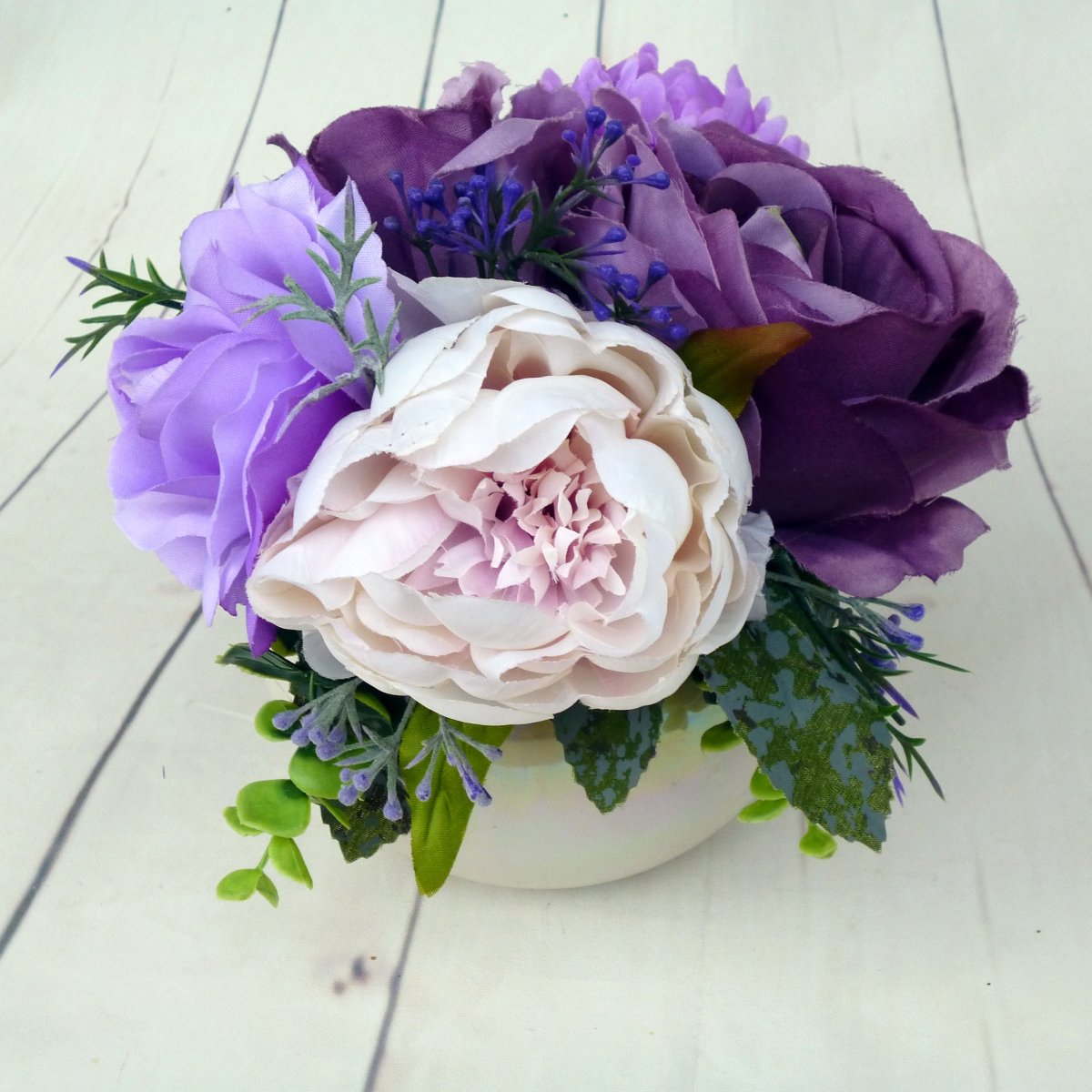 Kytice fialových růží v bílé keramické kouli_dekorace na stůl