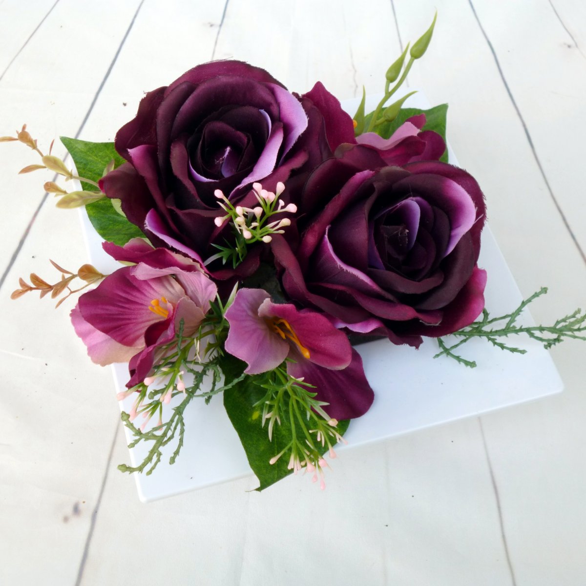 Dekorace na stůl_ růže v bílé misce do sady Coco Chanel