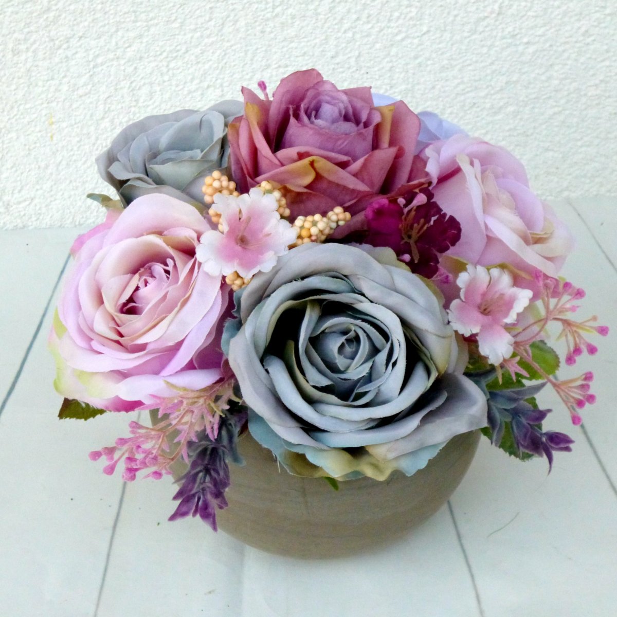 Kytice růží Klára v kamenné kouli_dekorace na stůl