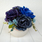 Modrá kytice růží v keramické kouli_dekorace na stůl