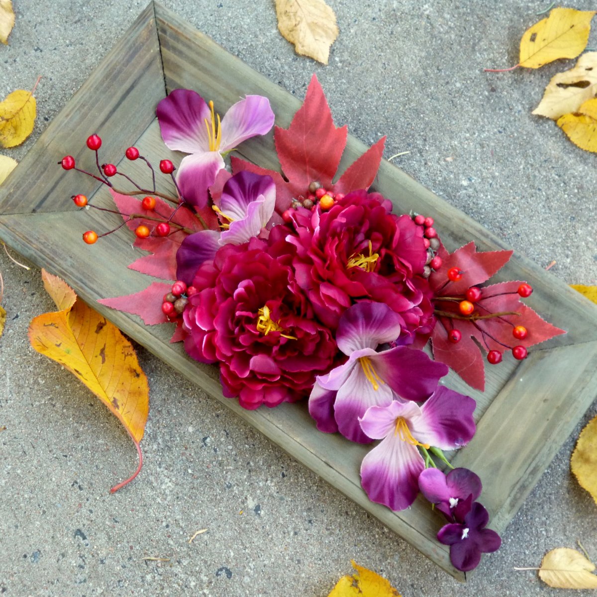 Čarovný podzim_bordó pivoňky na dřevěném tácu