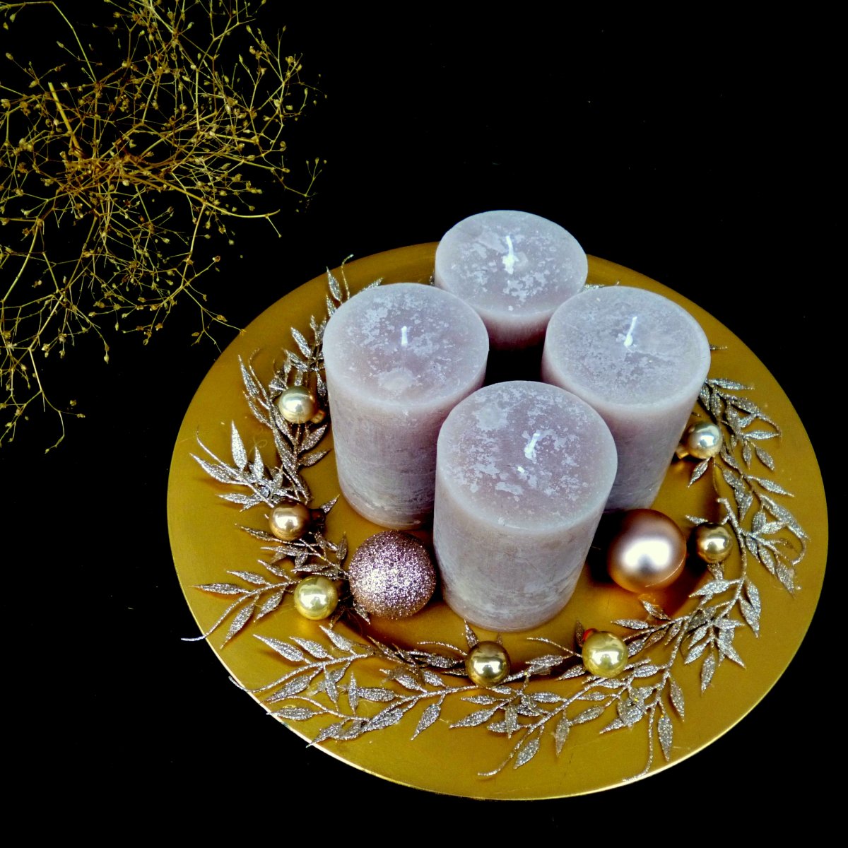 Velký svícen na zlatém talíři