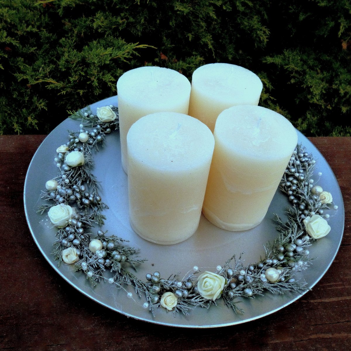 Velký svícen na talíři ve starostříbrném laku