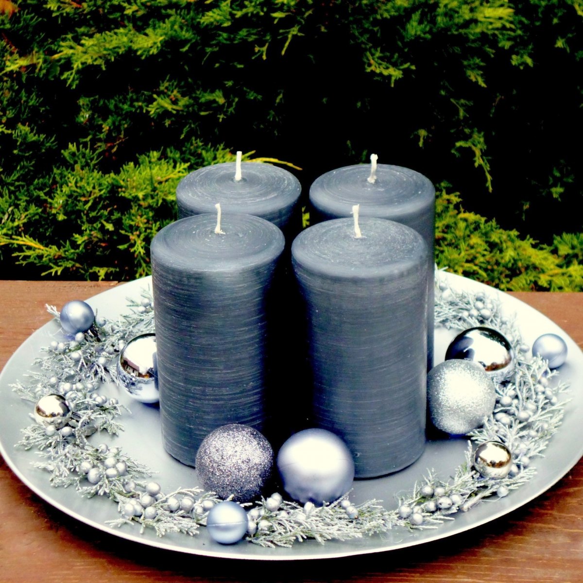 Velký svícen na talíři s ocelově šedými svícemi