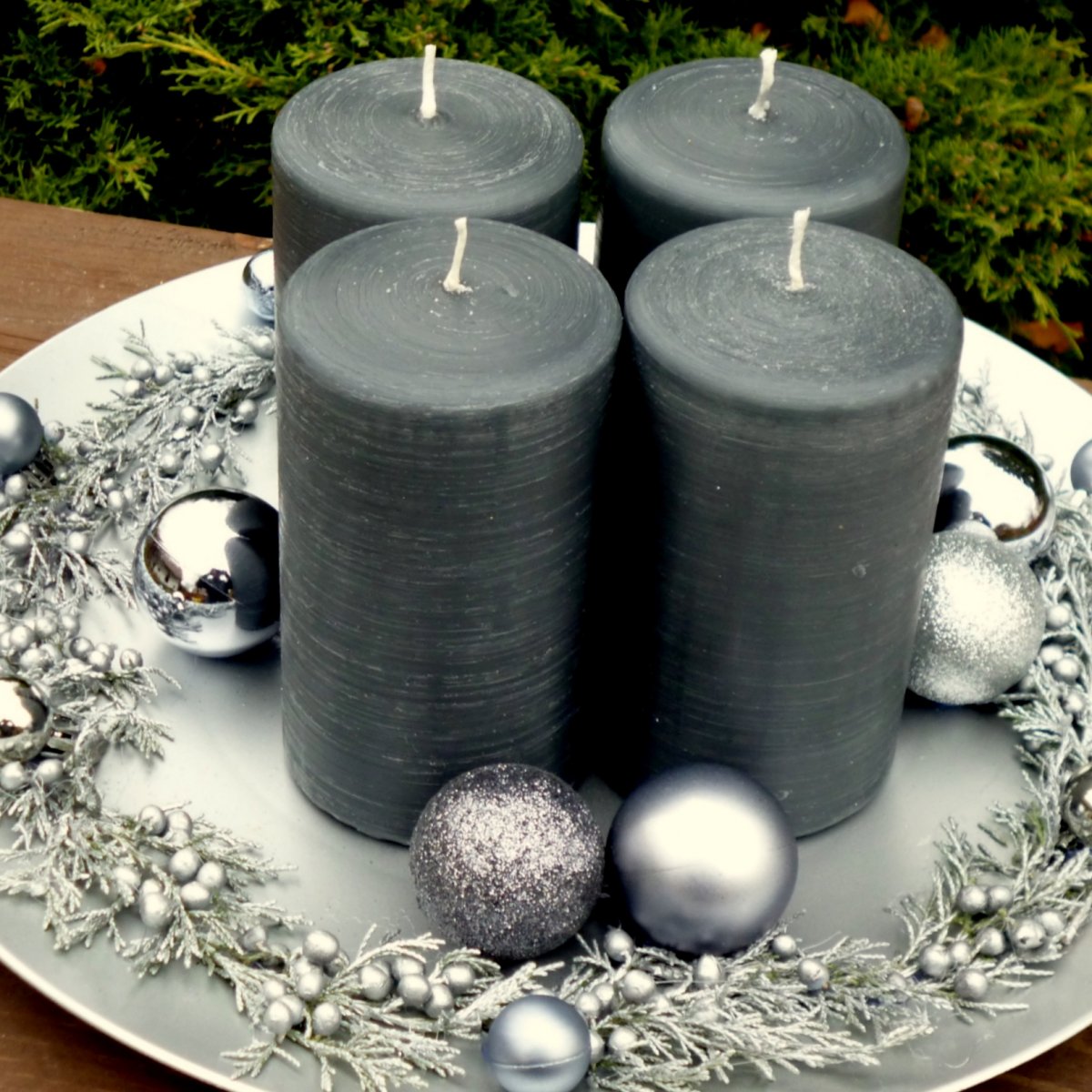 Velký svícen na talíři s ocelově šedými svícemi