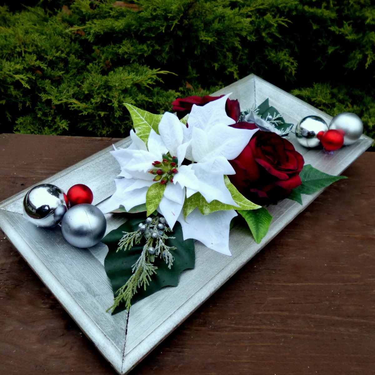 Vánoční hvězda s bordo růžemi na dřevěném tácu