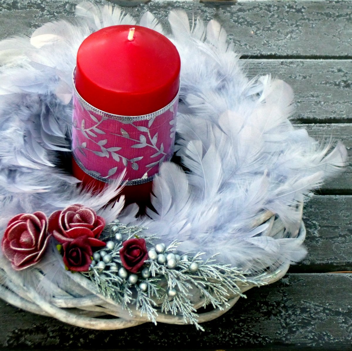 Šedý peříčkový věnec s velkou vínovou svící