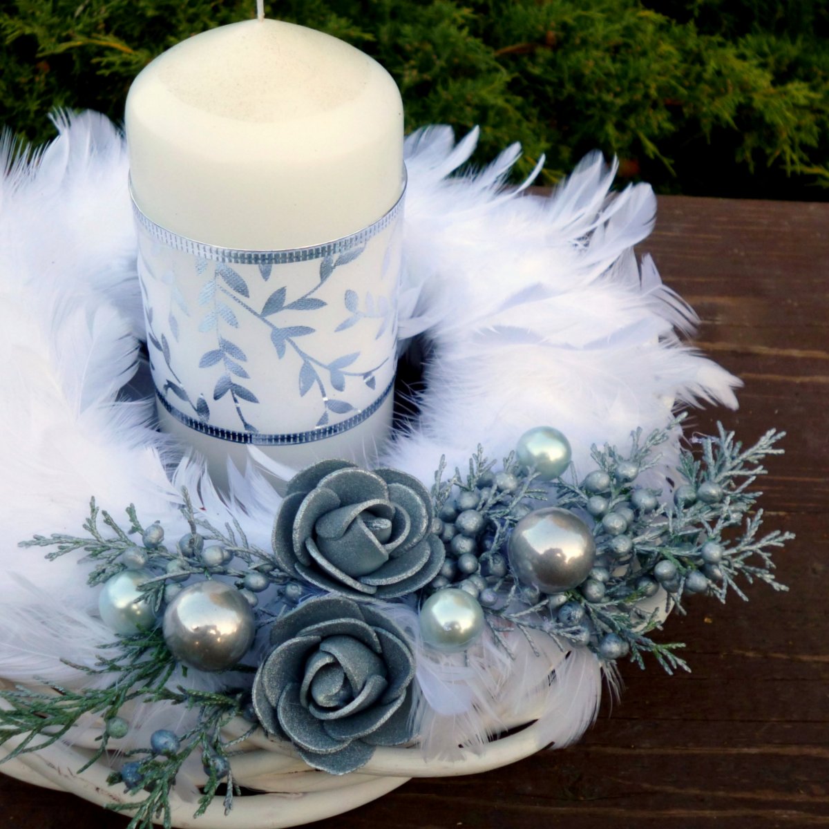 Bílý peříčkový věnec s velkou bílou svící