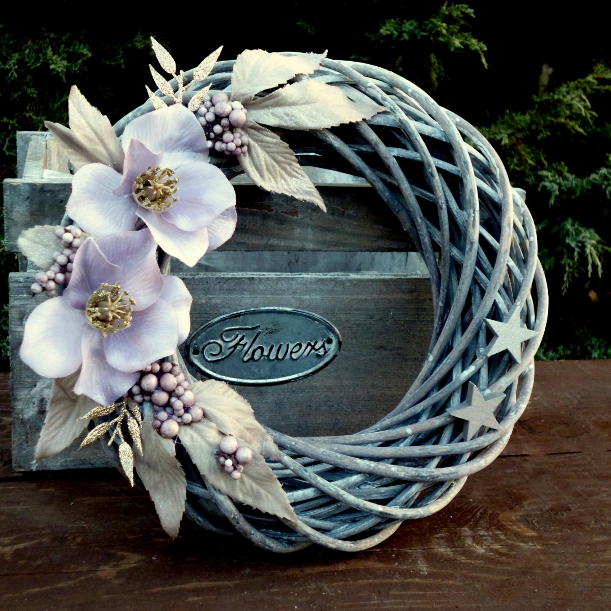 Věnec na dveře s lila čemeřicemi