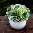 Kytice zelených růží v keramické kouli_dekorace na stůl