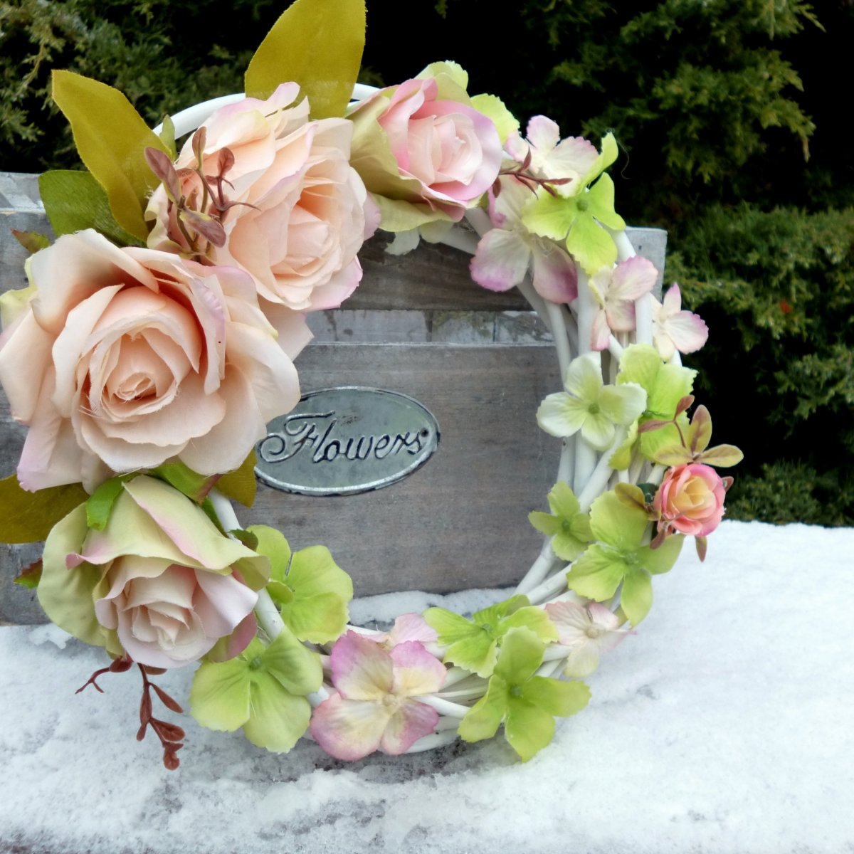 Kvetu něžně_věnec na dveře