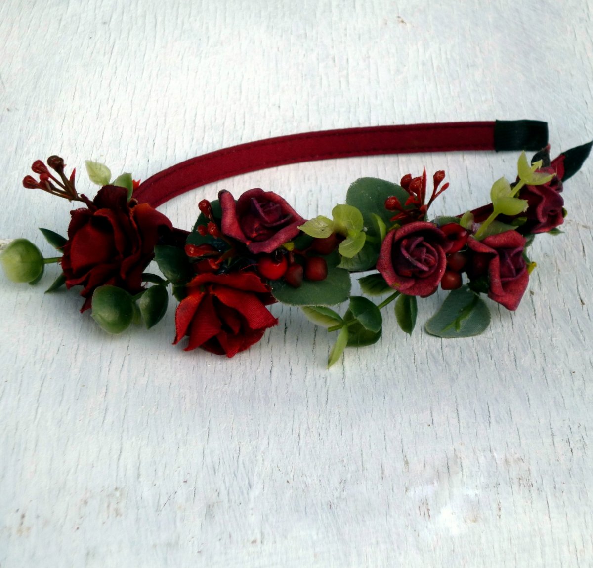 Čelenka do vlasů s vínovými růžičkami