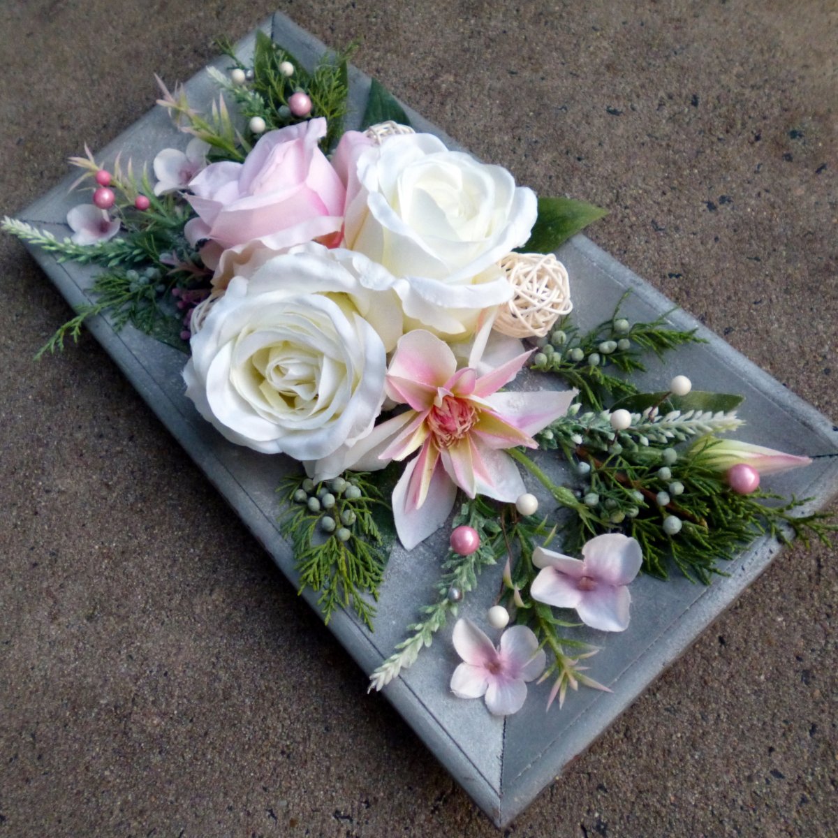 Nevěsta pro Paddyho_dřevěný tác s růžemi