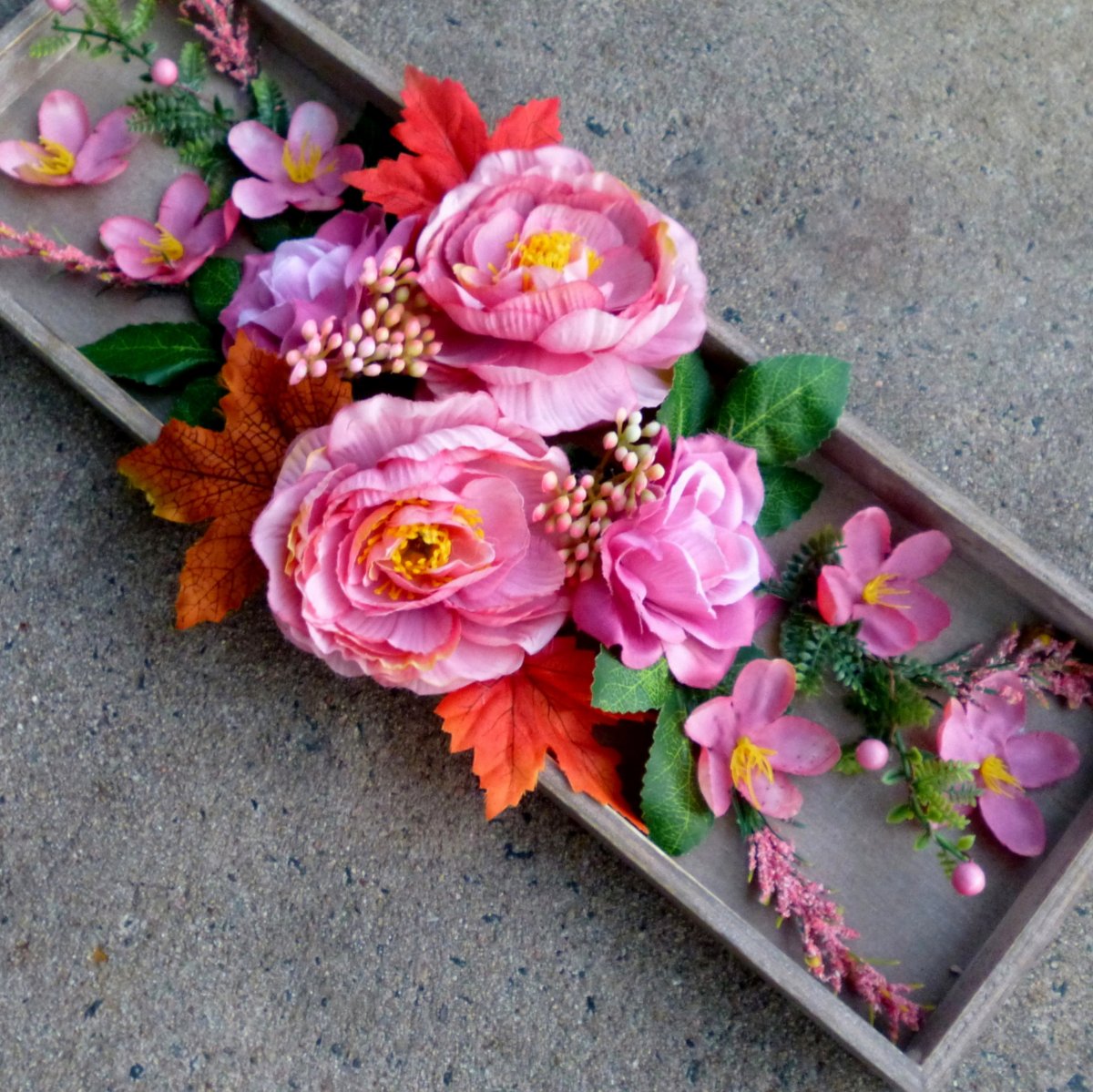 Podzimní dřevěný tác s korálovými růžemi